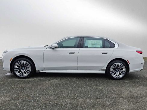 New 2025 BMW i7 xDrive60 w/ Executive Package image 3