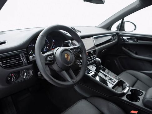 Certified 2026 Porsche Macan AWD/4WD image 4