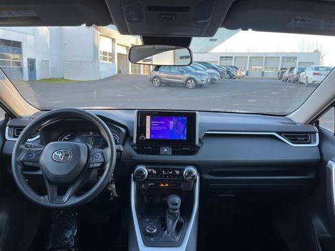 Used 2025 Toyota RAV4 LE image 32