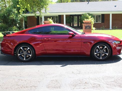 Used 2019 Ford Mustang GT RWD image 3