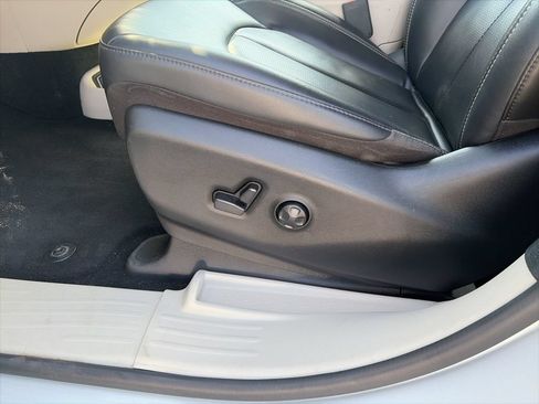 Used 2024 Chrysler Pacifica Touring-L FWD image 25
