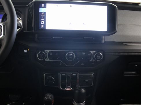 Used 2024 Jeep Wrangler Unlimited Sahara image 38