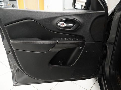 Used 2015 Jeep Cherokee Limited image 16