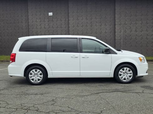 Used 2018 Dodge Grand Caravan SE w/ UConnect Hands-Free Group FWD image 4