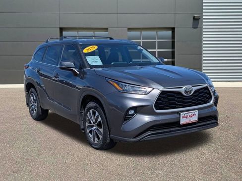 Used 2020 Toyota Highlander XLE AWD/4WD image 3