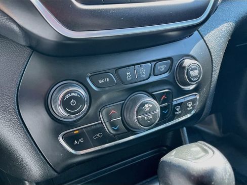 Used 2021 Jeep Cherokee Trailhawk AWD/4WD image 15