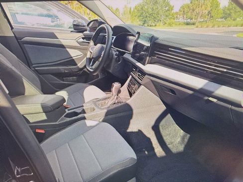 Used 2025 Volkswagen Jetta SE FWD image 4
