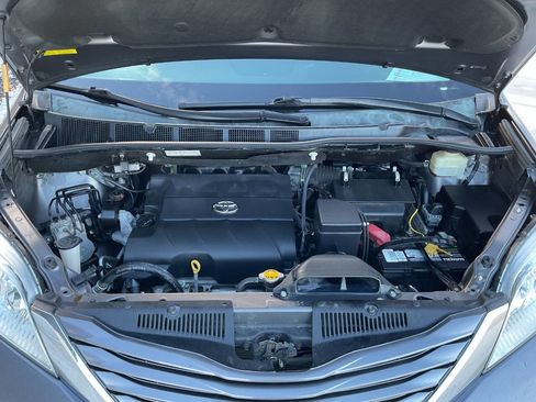 Used 2015 Toyota Sienna LE image 46
