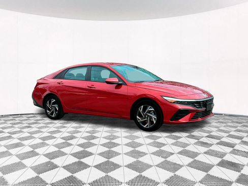 Used 2024 Hyundai Elantra SEL w/ Convenience Package FWD image 16