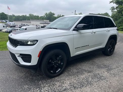 Used 2023 Jeep Grand Cherokee Altitude AWD/4WD image 7