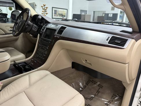 Used 2009 Cadillac Escalade AWD image 18