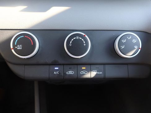 Used 2024 Hyundai Elantra SE FWD image 11