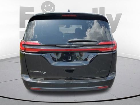 Used 2026 Chrysler Pacifica Limited w/ S Appearance Package FWD image 4
