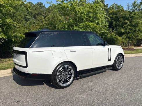 Used 2025 Land Rover Range Rover SE AWD/4WD image 2