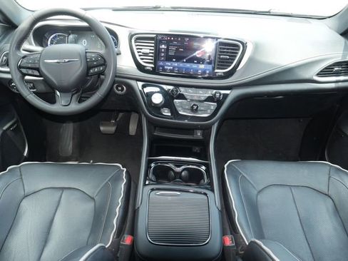 Used 2022 Chrysler Pacifica Limited w/ Uconnect Theater Family Group FWD image 8