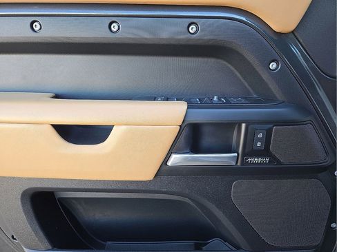 Used 2025 Land Rover Defender 110 X-Dynamic SE image 19