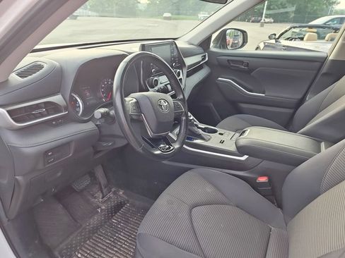 Used 2020 Toyota Highlander LE FWD image 7