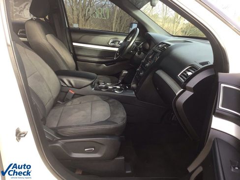 Used 2017 Ford Explorer XLT image 22