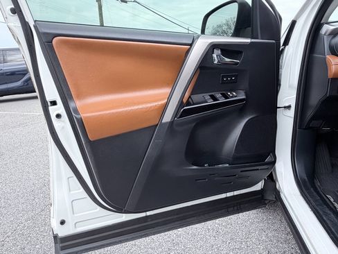 Used 2018 Toyota RAV4 Limited image 31