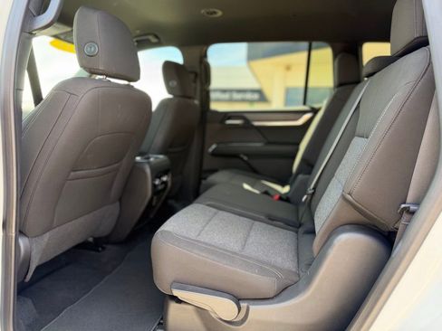 Used 2025 GMC Acadia Elevation image 8