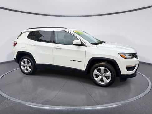 Used 2018 Jeep Compass Latitude w/ Popular Equipment Group AWD/4WD image 3