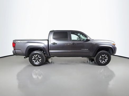 Used 2019 Toyota Tacoma TRD Off-Road w/ Technology Package AWD/4WD image 5