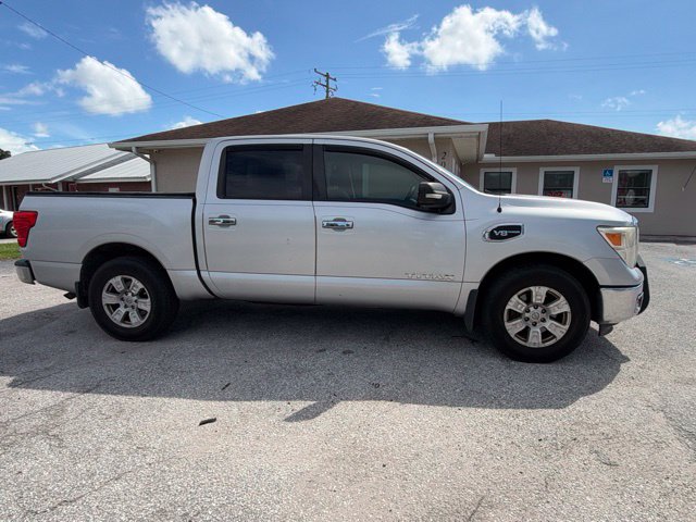 Used 2017 Nissan Titan SV RWD image 4