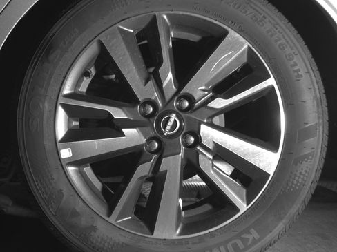 Used 2025 Nissan Versa SV FWD image 14