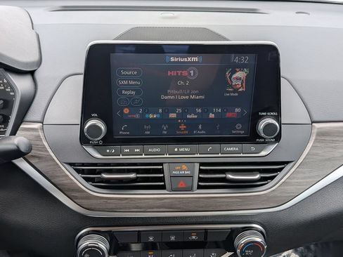 Used 2025 Nissan Altima 2.5 SV FWD image 15