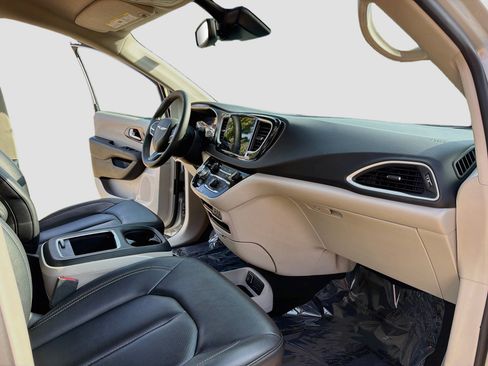 Used 2024 Chrysler Pacifica Touring-L FWD image 11