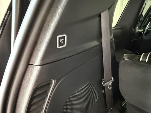 Used 2025 Chrysler Pacifica Select w/ Uconnect Theater Family Group FWD image 6