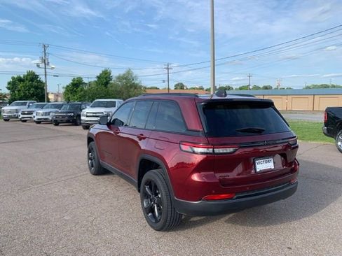 Used 2023 Jeep Grand Cherokee Altitude AWD/4WD image 5