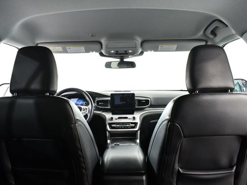 Used 2023 Ford Explorer XLT w/ Equipment Group 202A AWD/4WD image 17
