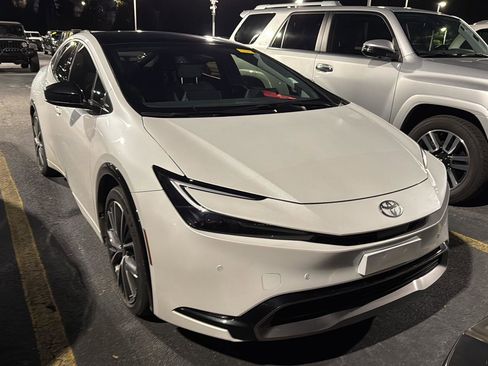 Used 2023 Toyota Prius XLE image 3