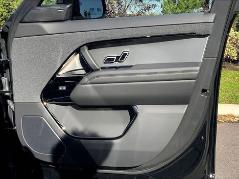 Used 2025 Land Rover Range Rover Sport image 22