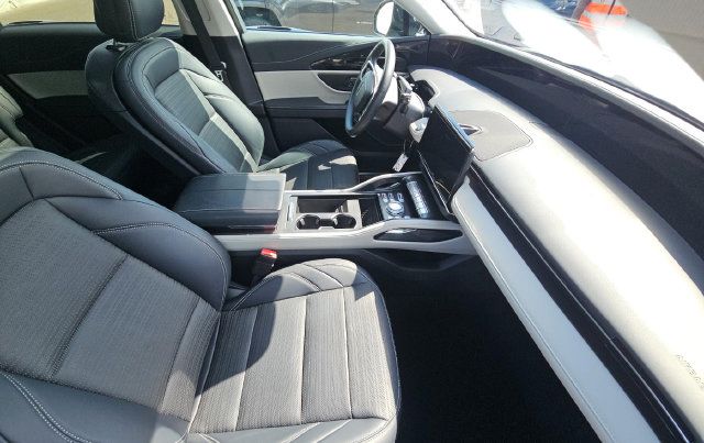 Used 2025 Lincoln Nautilus Reserve AWD/4WD image 6