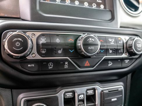 Used 2018 Jeep Wrangler Unlimited Sahara w/ Cold Weather Group AWD/4WD image 33