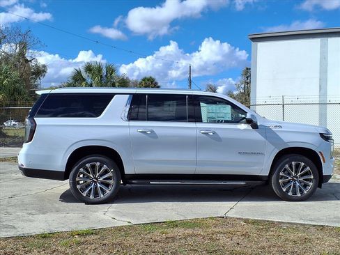 New 2026 Chevrolet Suburban High Country image 3