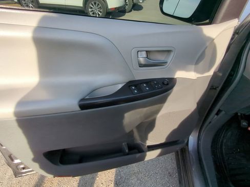 Used 2017 Toyota Sienna LE FWD image 8
