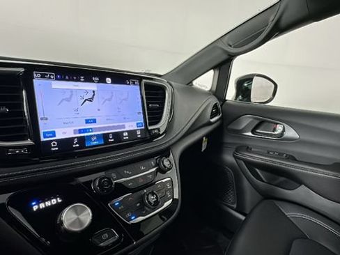 New 2026 Chrysler Pacifica Select FWD image 32