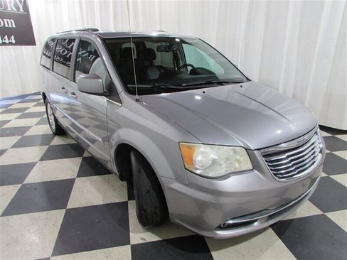 Used 2014 Chrysler Town & Country Touring image 5