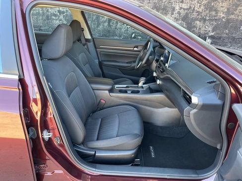 Used 2025 Nissan Altima 2.5 SV FWD image 21