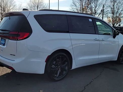 New 2026 Chrysler Pacifica Limited w/ Uconnect Theater Family Group image 8