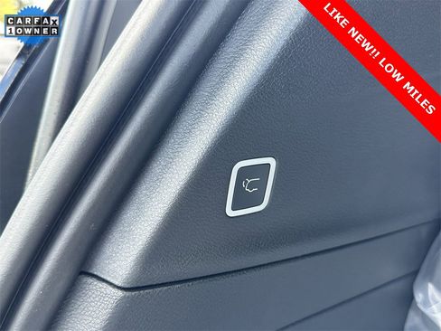 Used 2025 Chrysler Pacifica Select image 32