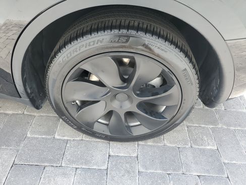 Used 2024 Tesla Model Y Long Range AWD/4WD image 7
