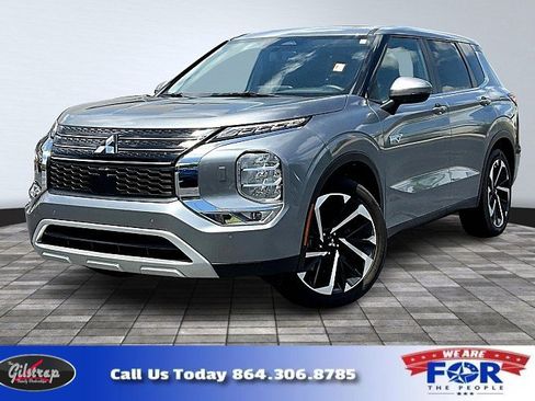 Used 2023 Mitsubishi Outlander SE image 1