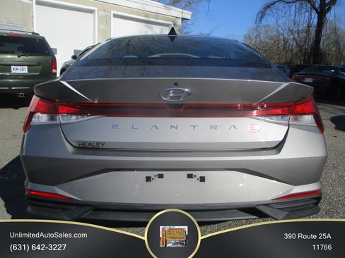 Used 2022 Hyundai Elantra SEL w/ Convenience Package FWD image 2