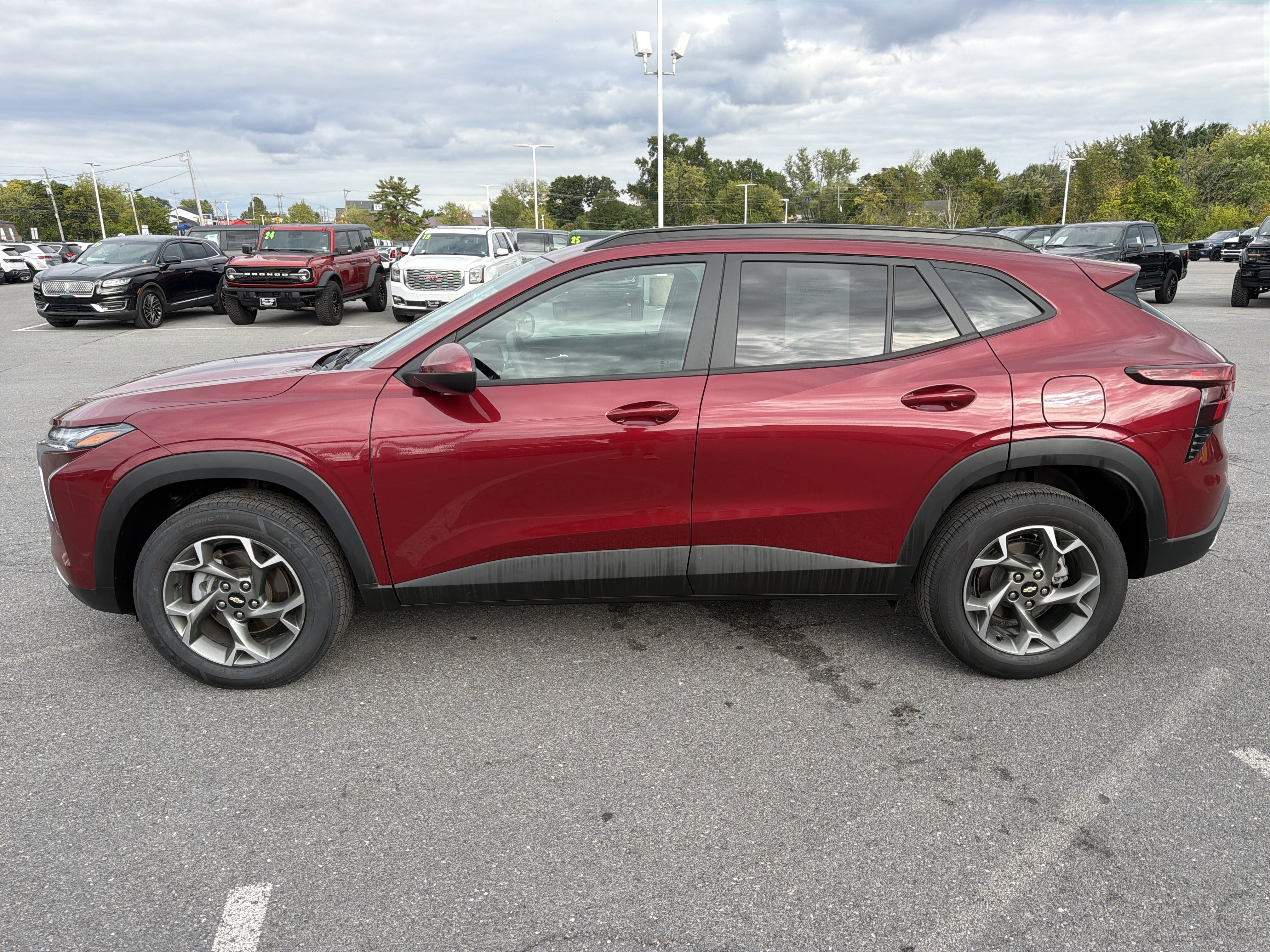 Used 2025 Chevrolet Trax LT FWD image 7