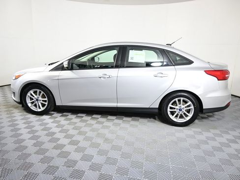 Used 2017 Ford Focus SE FWD image 3