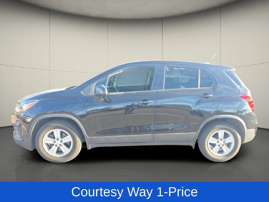 Used 2020 Chevrolet Trax LS w/ Tint and Cruise Package FWD image 5